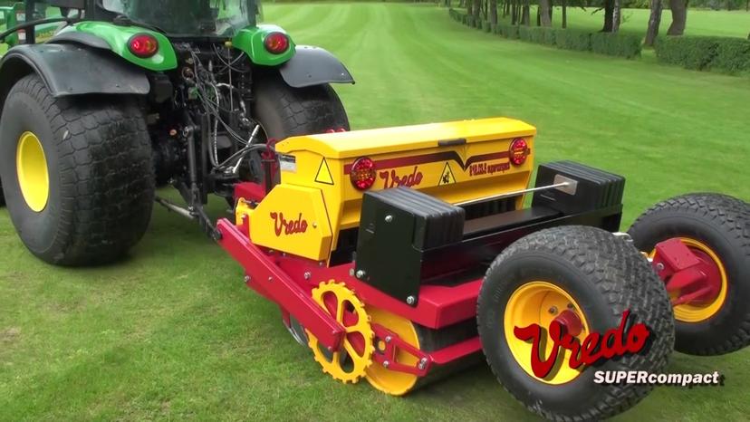 Dosev trávnika diskovou sejačkou Vredo Super Compact - 005339